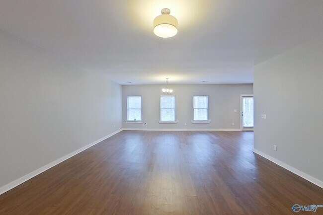 Photo - 433 White Oak Cir