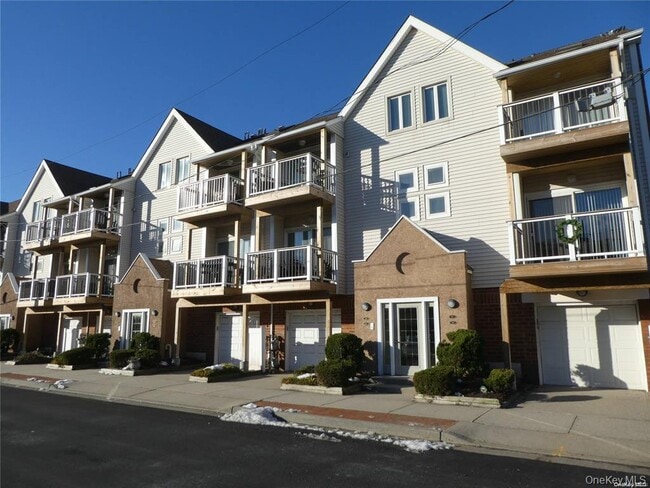 Building Photo - 81 Pacific Blvd Unit 3