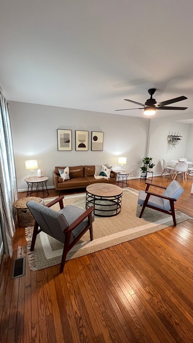 Sala de estar parcialmente amueblada: los muebles pueden variar de los artículos de la foto. - 1007 Kinney St Casa