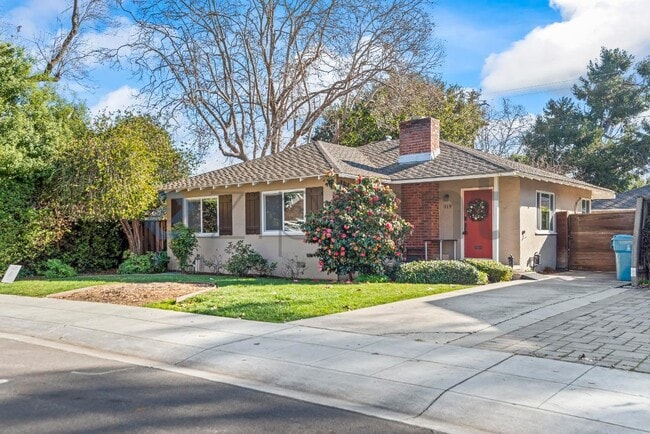 Building Photo - 319 Iris Way