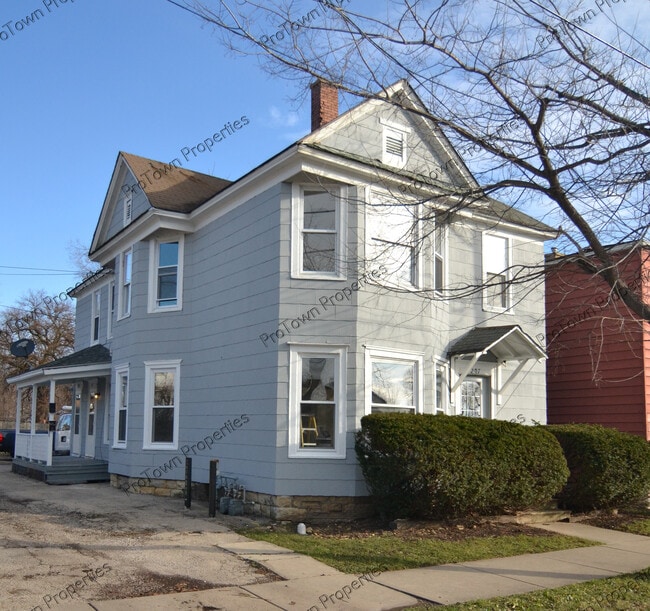 Building Photo - 207 Bridge St Unit 2