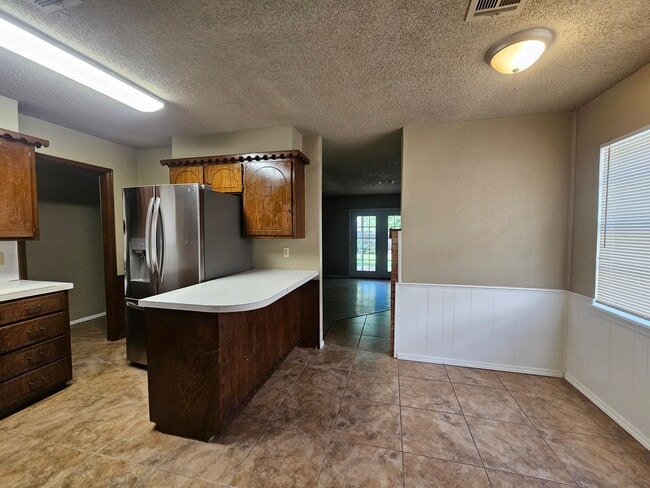 Photo - (3) Bed/(2) Bath Near Schools and Shopping! Avail NOW!