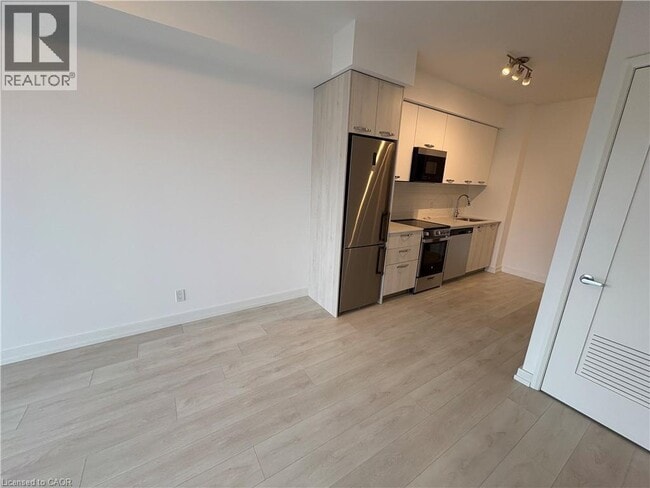 Photo - 75 James St S Unit 825