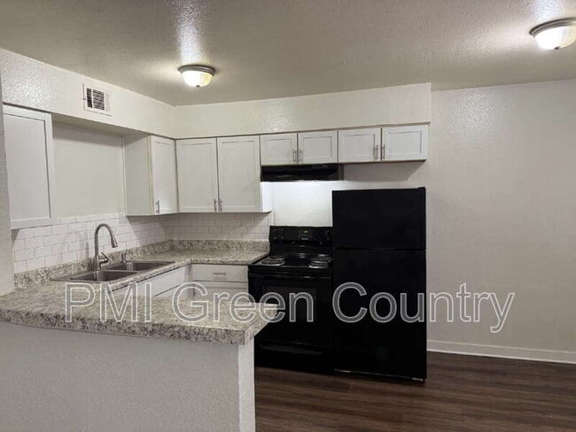 Building Photo - 917 N Yale Ave Unit 210 Rental