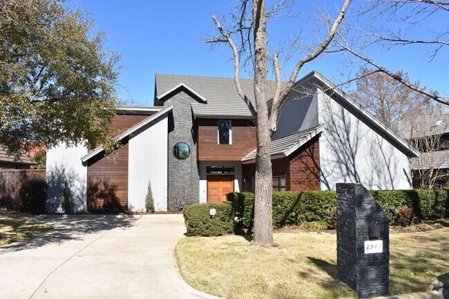 Building Photo - Modern home with pool in Arlington
