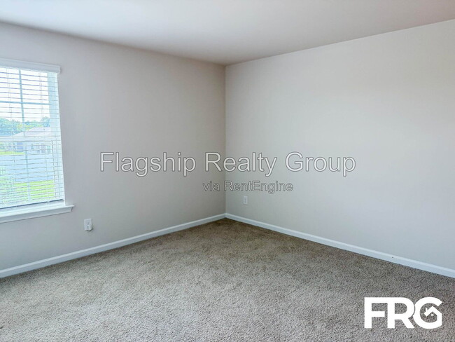 Photo - 302 Ivory Ln
