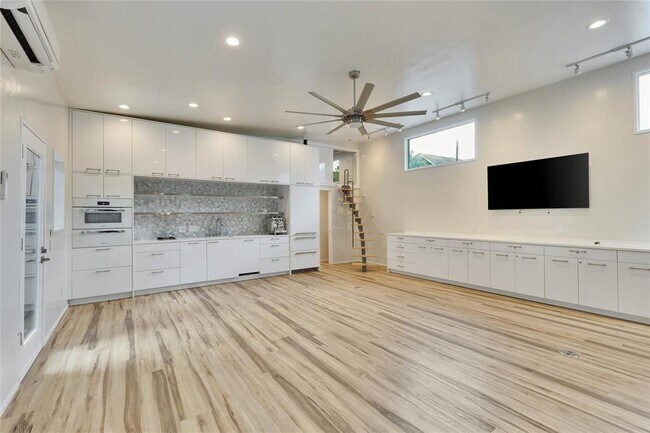 Building Photo - 1515 Bluebonnet Ln Rental