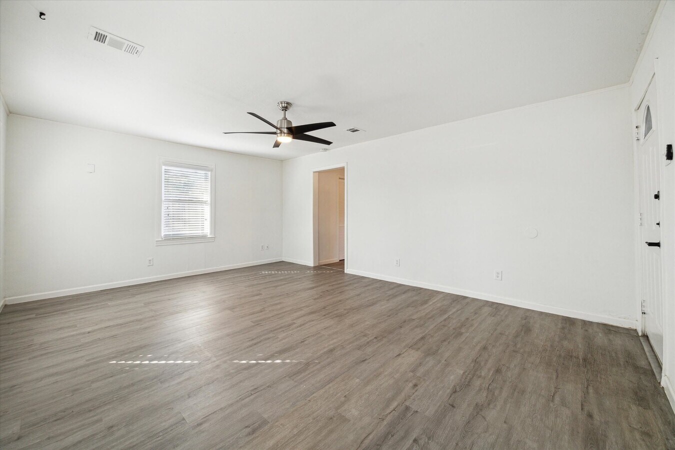Photo - 1147 Du Barry Ln
