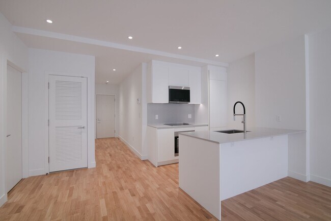 Photo - 3730 Chemin Queen Mary Unit 304