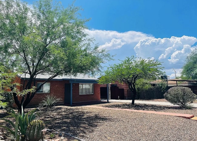 Building Photo - 2 Bedroom House with All Appliances and La...
