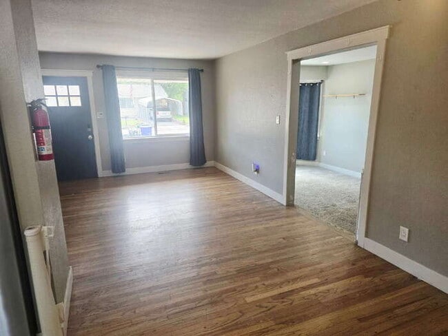 Photo - Spacious 3 bed, 2 Bath 1194 SF Single level home, Large fenced yard, A/C