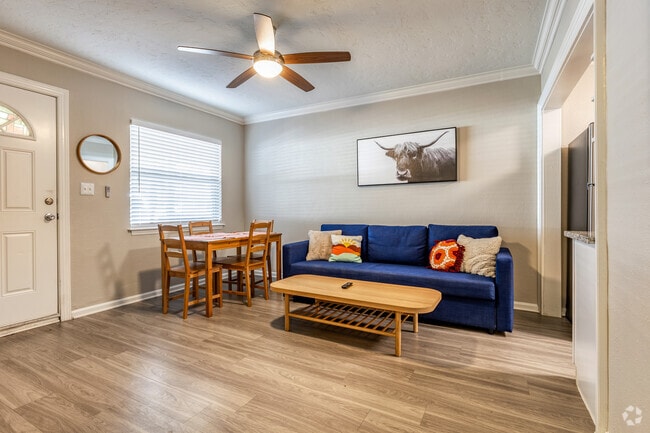 Unit 28 - 2BR, 1BA - 675SF - Living Room - The Alcove at Madeira Beach