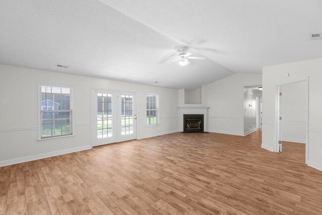 Photo - Large Ranch Home with 4BR/ 2 Bath with an ...