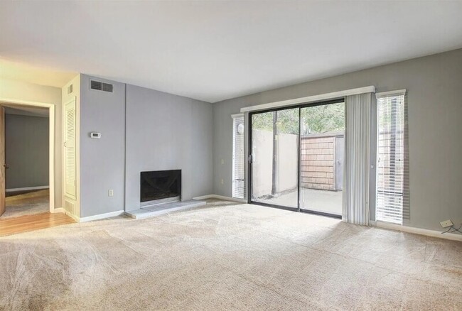 886 Woodside Ln E Unit 1