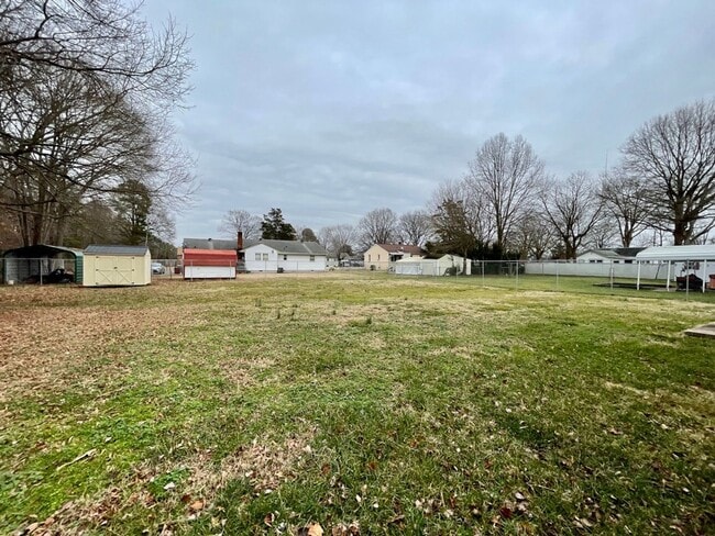 Photo - 701 Dendron St