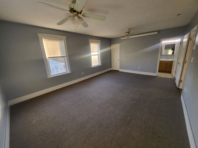 Building Photo - 85 Kenwood St Rental