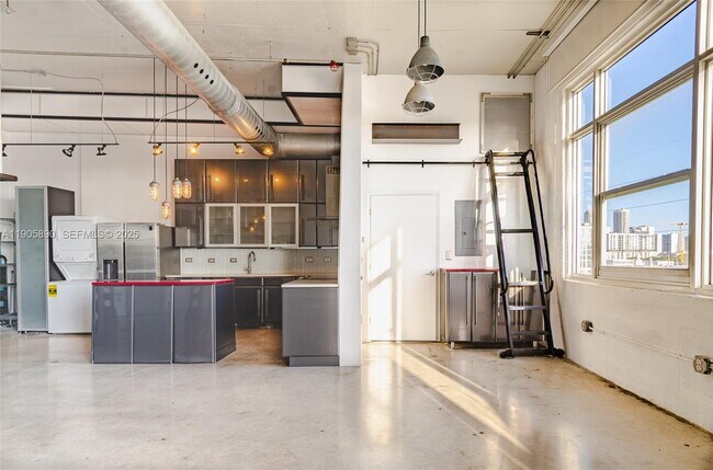 Building Photo - 250 NW 23rd St Unit 405