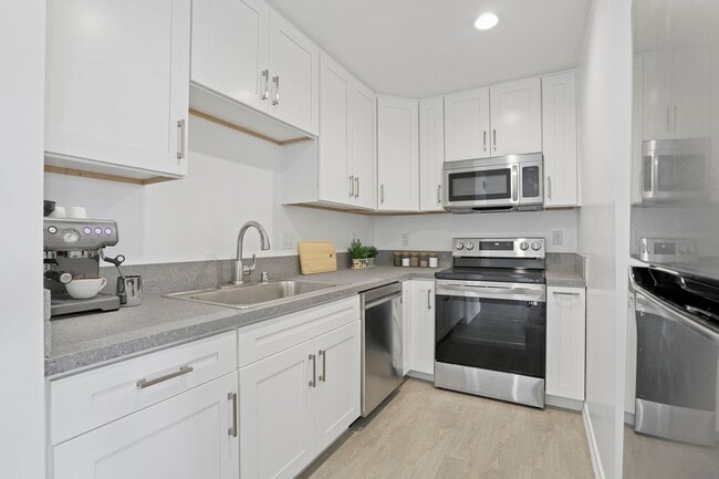 Building Photo - Highland Pacifica Apartments