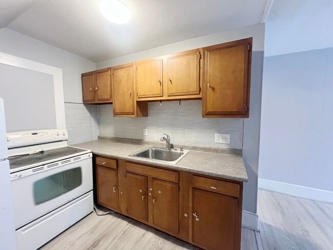 Building Photo - 19-19 Walnut St Unit #3