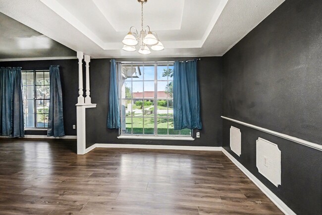 Building Photo - 5001 Glenhaven Dr