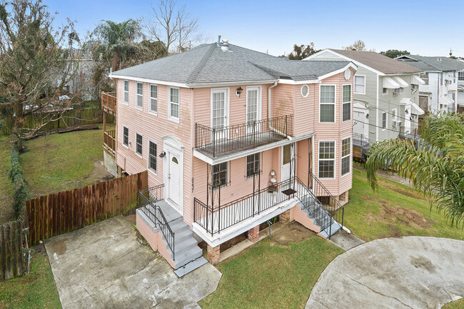 Front Exterior - Arial - 6237 Warrington Drive Apartamentos