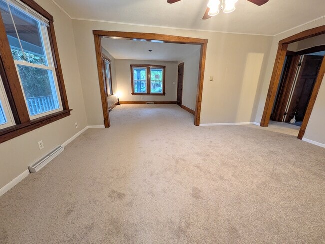 Building Photo - 118 Harding Ave Unit FirstFloor