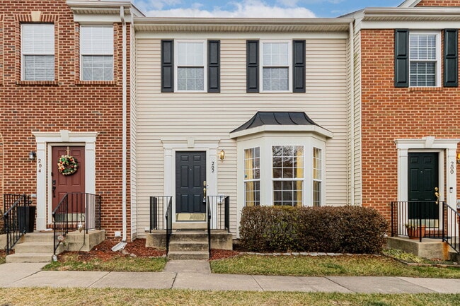 Building Photo - Well-maintained interior row townhouse in the desirable Dogwoods community near Quantico.