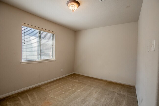 Building Photo - 21547 Sullivan Forest Dr