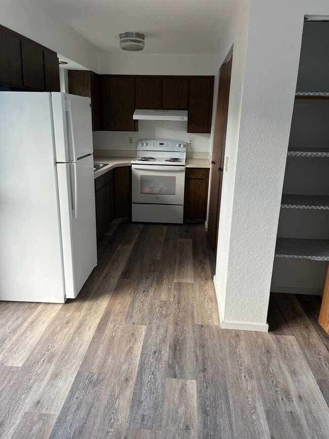 Photo - Sutherlin Upstairs 2 bedroom apartment on Comstock