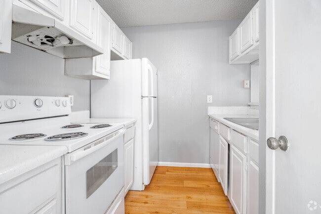 2BR, 2BA -1044SF - Kitchen - Woodbury Place