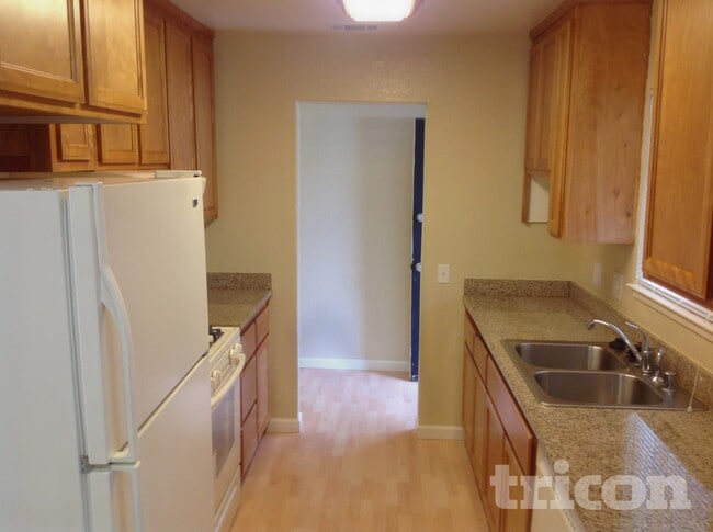 Photo - 205 Elwood St
