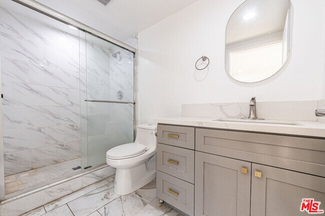 Photo - 5436 Romaine St