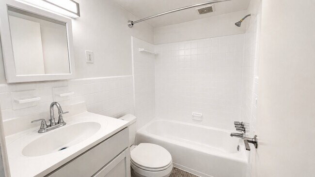 Photo - 4465 MacArthur Blvd NW Unidad 106