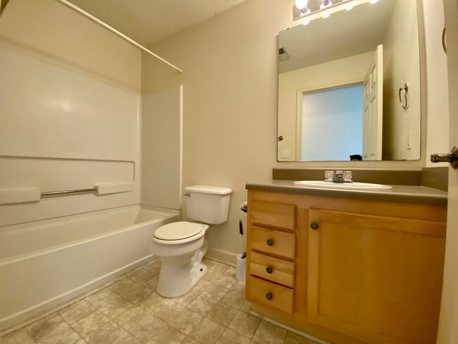 Photo - 833 Harts Cove Way