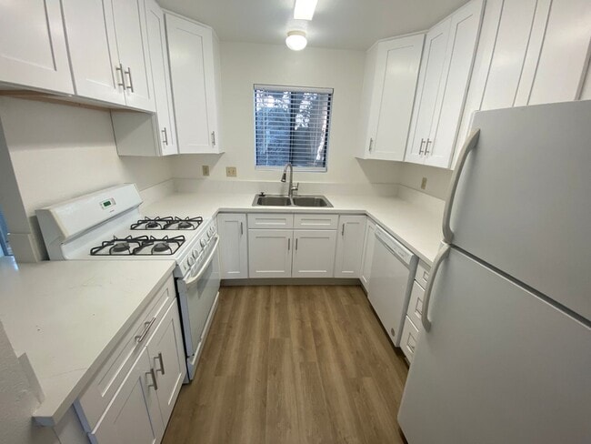 Building Photo - Remodeled 2 Bedroom Apartment - La Tierra Garden Apartements Unit 9339-30