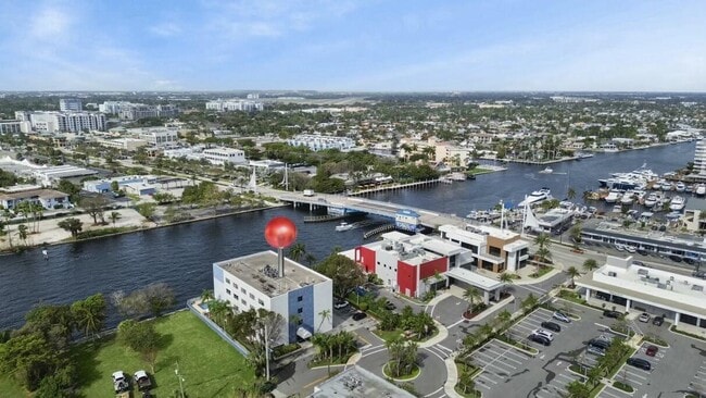 Building Photo - 105 S Riverside Dr Unit 303