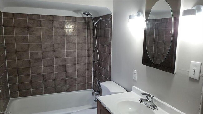 Photo - 1492 Maplegrove Rd