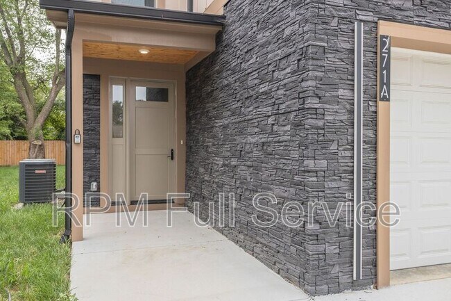 Photo - 271 Garry Dr Unit #A