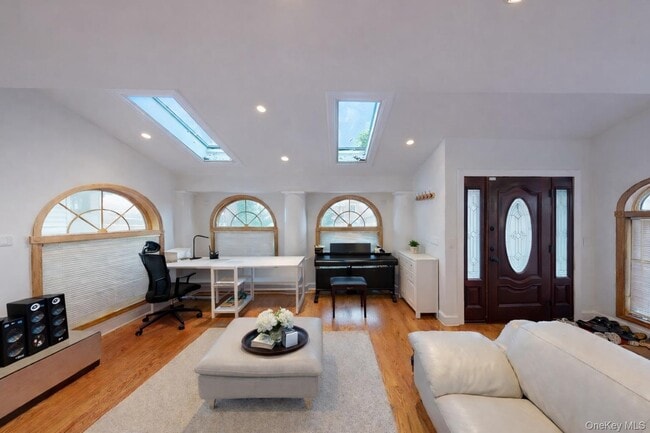 Photo - 45-44 Browvale Ln