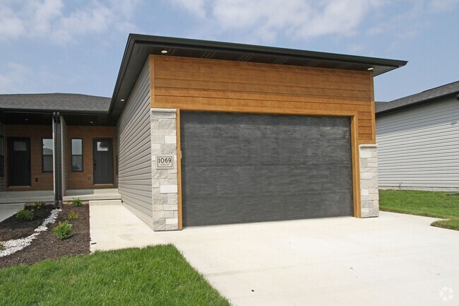 Building Photo - Awesome Townhouse