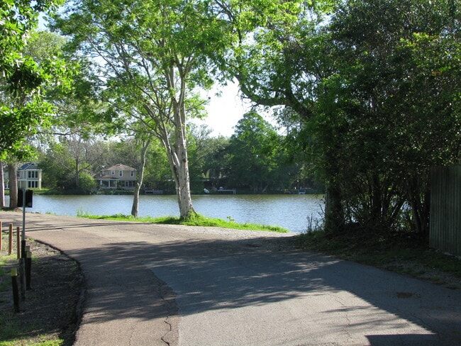 Located on the LSU lake - 2800 July St Unit 35