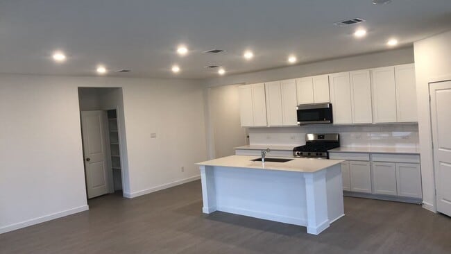 Photo - 421 Robin Ct