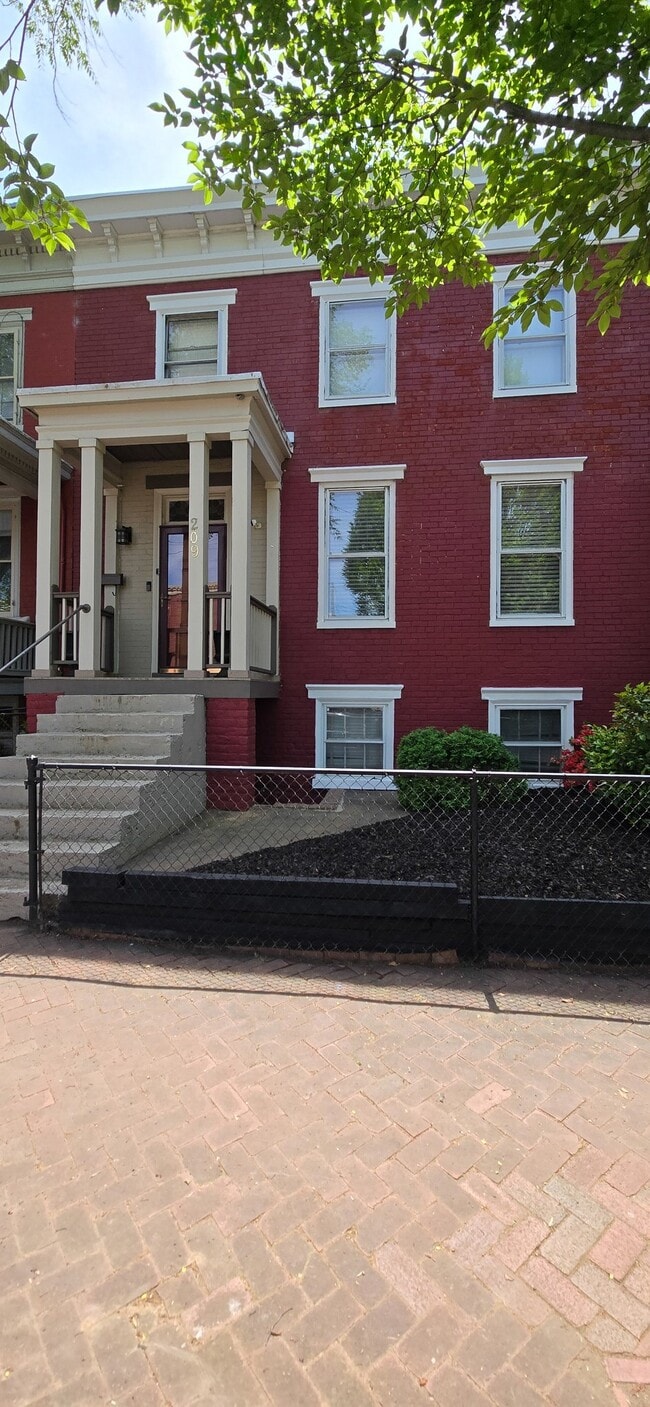 Photo - 209 W Clay St