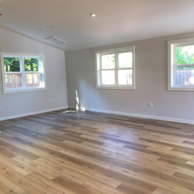 Photo - 261 Sixth St