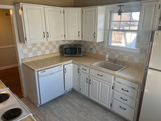 Building Photo - 306 E 18th St Unit Main Floor