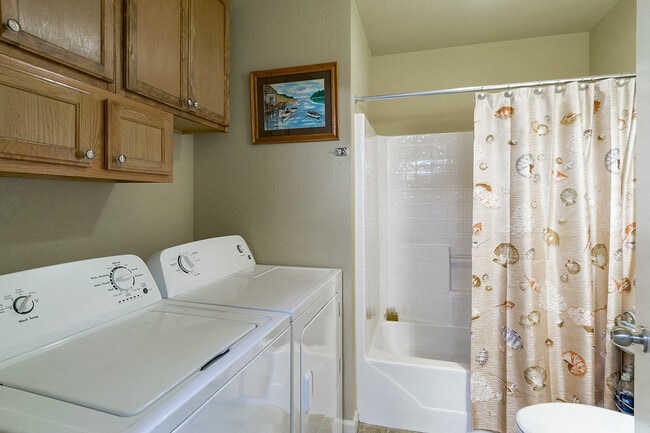 Baño con lavadora y secadora - Gardens of Weatherford