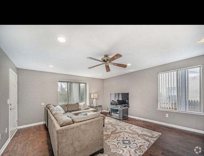 Building Photo - 512 W 12 Mile Rd Unit Apartment 1