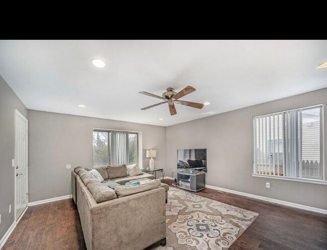 1st floor Livingroom - 512 W 12 Mile Rd Unidad Apartment 1