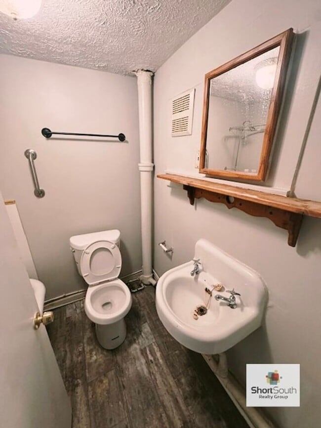 Photo - Updated 2 Bed 1 Bath upper level apartment in Lansing For Rent