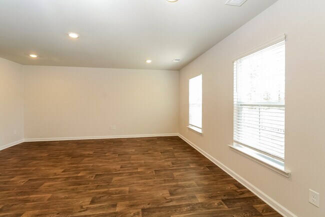 Photo - 304 Crooked Pne Ct